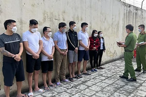 Tạm giữ 8 người trong đường dây đánh bạc hơn 10 tỉ đồng 