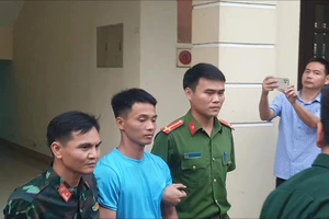 Tặng bằng khen cho người dân, cán bộ tham gia vây bắt Triệu Quân Sự