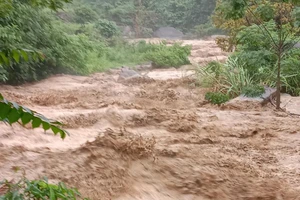 Mưa lũ gây sạt lở nghiêm trọng, Mường Lát sơ tán dân khẩn cấp