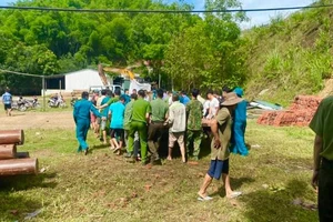 Sạt lở làm đổ sập căn nhà có 3 người đang xem bóng đá