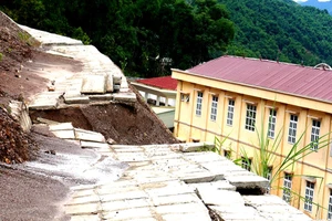 Công trình chống sạt lở 37 tỉ đồng vừa xong đã nứt toác