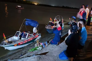 Đang nỗ lực tìm kiếm 3 cháu nhỏ, 1 người lớn mất tích trên sông Đào ở Nam Định