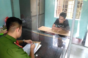 Dọa tung ảnh nóng, ép người yêu viết giấy nợ tiền