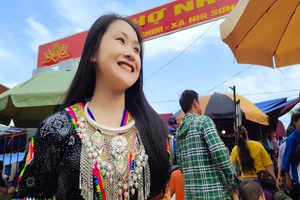 Đồng bào dân tộc ở huyện biên giới Mường Lát xuống núi đón Tết Độc Lập