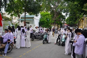 Hiệu trưởng THPT Tô Hiến Thành nói gì về việc nhiều HS không được dự khai giảng?