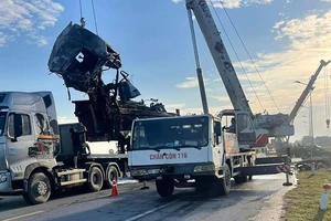 Ô tô bốc cháy dữ dội sau va chạm, 2 tài xế tử vong thương tâm