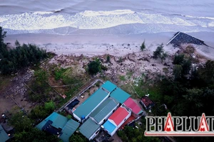 Cận cảnh hiện tượng biển xâm thực 'nuốt' làng ở Thanh Hóa