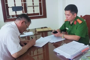 Khởi tố Giám đốc Trung tâm y tế chỉ đạo gộp mẫu xét nghiệm để hưởng lợi