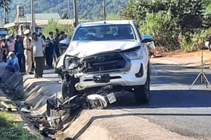 Va chạm với ô tô của trưởng công an thị trấn, 2 thanh niên tử vong