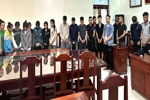 Cảnh sát ập vào bắt 15 nam nữ hát karaoke, thu giữ hàng ngàn bóng cười