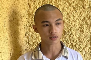 Rình ném đá 'tình địch' vì ghen