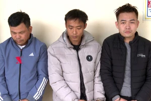 Bắt kẻ thuê người tạt a xít tình nhân để trả thù