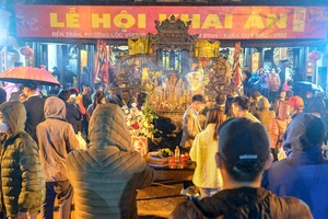 Hàng ngàn người tham gia Lễ hội Khai ấn đền Trần Nam Định