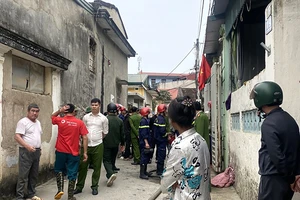 Người đàn ông tưới 10 lít xăng quanh phòng rồi châm lửa tự thiêu