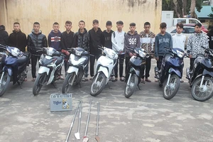 Công an ngăn chặn 20 người giải quyết mâu thuẫn bằng hung khí