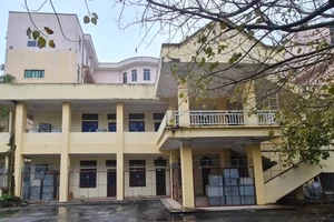 Bán ve chai 60 thùng hồ sơ, bị khởi tố