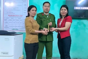 Cô giáo trả lại vàng cho người phụ nữ đánh rơi ở Thanh Hóa