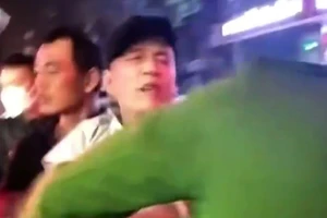 Bắt giam người tát công an khi bị tổ tuần tra kiểm tra 