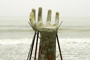 Du khách bất ngờ với 5 bàn tay khổng lồ mọc trên bờ biển ở Thanh Hóa