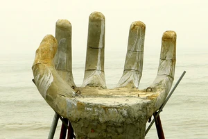 5 bàn tay khổng lồ xuất hiện trên biển Hải Tiến là chòi gác an ninh