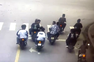 Thanh Hóa: Công an triệu tập 37 thanh thiếu niên đánh võng, vượt đèn đỏ