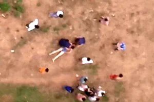 Bốn cán bộ quân đội cứu sống nữ sinh đuối nước trên sông Mã