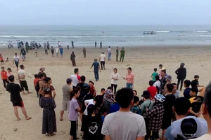 Nhóm 10 học sinh lớp 5 tắm biển, 1 em tử vong, 1 học sinh mất tích