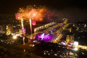 Hàng trăm ngàn người tham gia đêm khai hội du lịch biển Sầm Sơn năm 2023