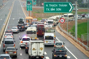 Ùn tắc kéo dài ở nút ra cao tốc Mai Sơn – Quốc lộ 45