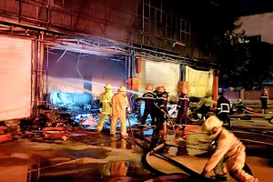 Siêu thị MediaMart ở Thanh Hóa bốc cháy dữ dội