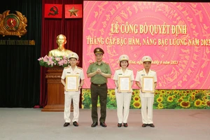 Thăng cấp bậc hàm cho 2 Phó Giám đốc Công an tỉnh Thanh Hoá