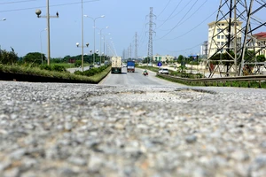 Thanh Hoá: Tuyến đường đầu tư hơn 800 tỉ bị bong tróc, lún