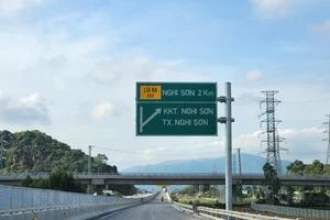 Nghi có người đổ hóa chất xuống mặt đường Cao tốc Nghi Sơn - Diễn Châu