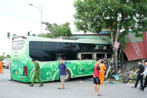 Xe tải biển xanh 80A va chạm ô tô khách, nhiều người bị thương