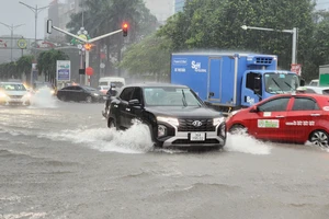 Mưa lũ ở Thanh Hóa khiến nhiều tuyến phố ngập sâu trong nước