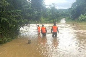 2 vợ chồng ôm cây luồng vượt suối, 1 người bị lũ cuốn mất tích