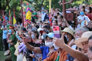 Hàng ngàn người chen chân trẩy hội Lam Kinh 2023 ở Thanh Hóa