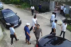 1 Phó Giám đốc Sở xưng 'mày, tao' với dân khi đi kiểm tra thực tế nhà nứt