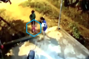 Bị bố ruột cầm chân quẳng ra xa, bé gái 3 tuổi bị gãy xương vai