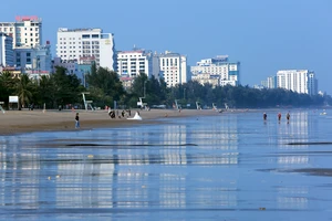 Ảnh: Lạ lùng cảnh biển Sầm Sơn, Thanh Hóa vắng khách du lịch 