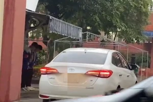  Vụ học sinh cúi đầu chào thầy cô trong trời mưa giá rét: Hiệu trưởng lên tiếng