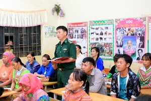 Đại úy Biên phòng đi xóa mù chữ trong bản 'nhiều không'