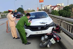 Ô tô tông 2 cô gái trẻ rơi xuống cầu vượt tử vong thương tâm