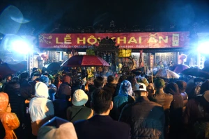 Những hình ảnh chưa từng có trong Lễ hội Khai ấn Đền Trần ở Nam Định