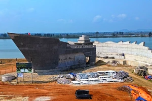 Chiêm ngưỡng tượng đài con tàu tập kết ở thành phố biển Sầm Sơn 