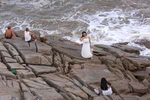 Du khách bất chấp nguy hiểm leo lên vách núi chụp ảnh biển Sầm Sơn