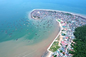 Vẻ đẹp kỳ vĩ xã đảo Nghi Sơn nhìn từ trên cao khiến du khách mê mẩn