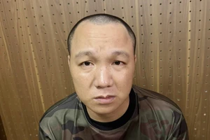 Chở bạn gái đi chơi rồi cướp luôn iPhone của bạn gái