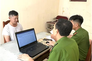 1 hạt phó quản lý đường bộ bị bắt vì trộm biển báo giao thông