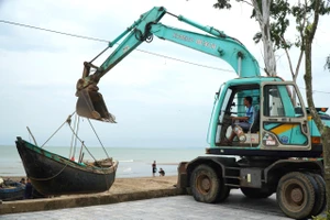 Ngư dân làng chài biển Sầm Sơn hối hả thu lưới, kéo thuyền để 'chạy' siêu bão Yagi 